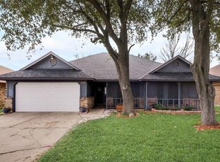 510 Betsy Ross Dr, Arlington, TX 76002