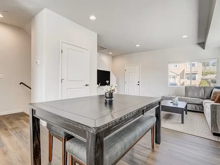 2220 E La Salle St — Photo 30