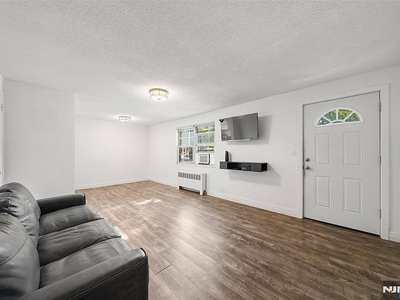 4th image of 1267 Anderson Avenue #32