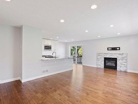 4th image of 6699 Gretchen Ct N