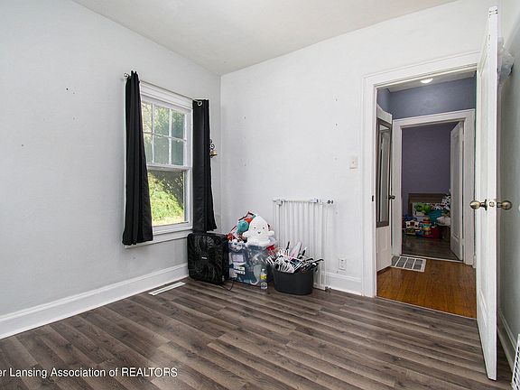 4th image of 10 Fox Ave