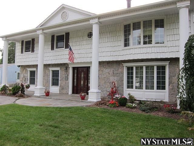 1st image of 6 Valerie Ln