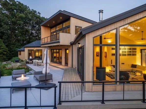 8 Marchant St, Rockport, MA 01966