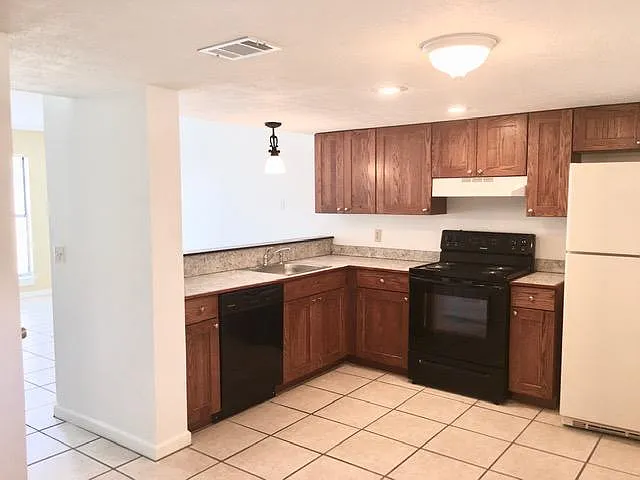 402 Lynnwood Ln #A105 — Photo 2