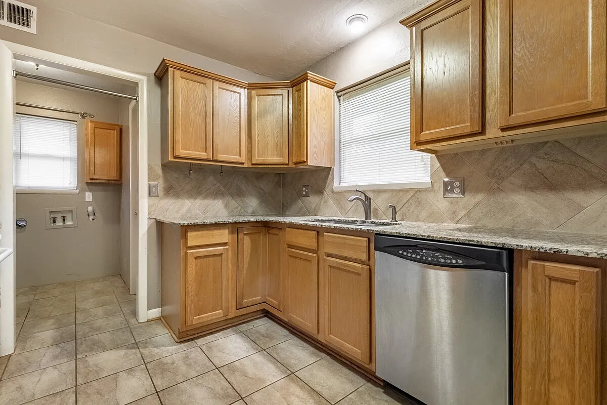3 bed, 1.5 bath, 1095 sqft, $1,495 — Photo 4