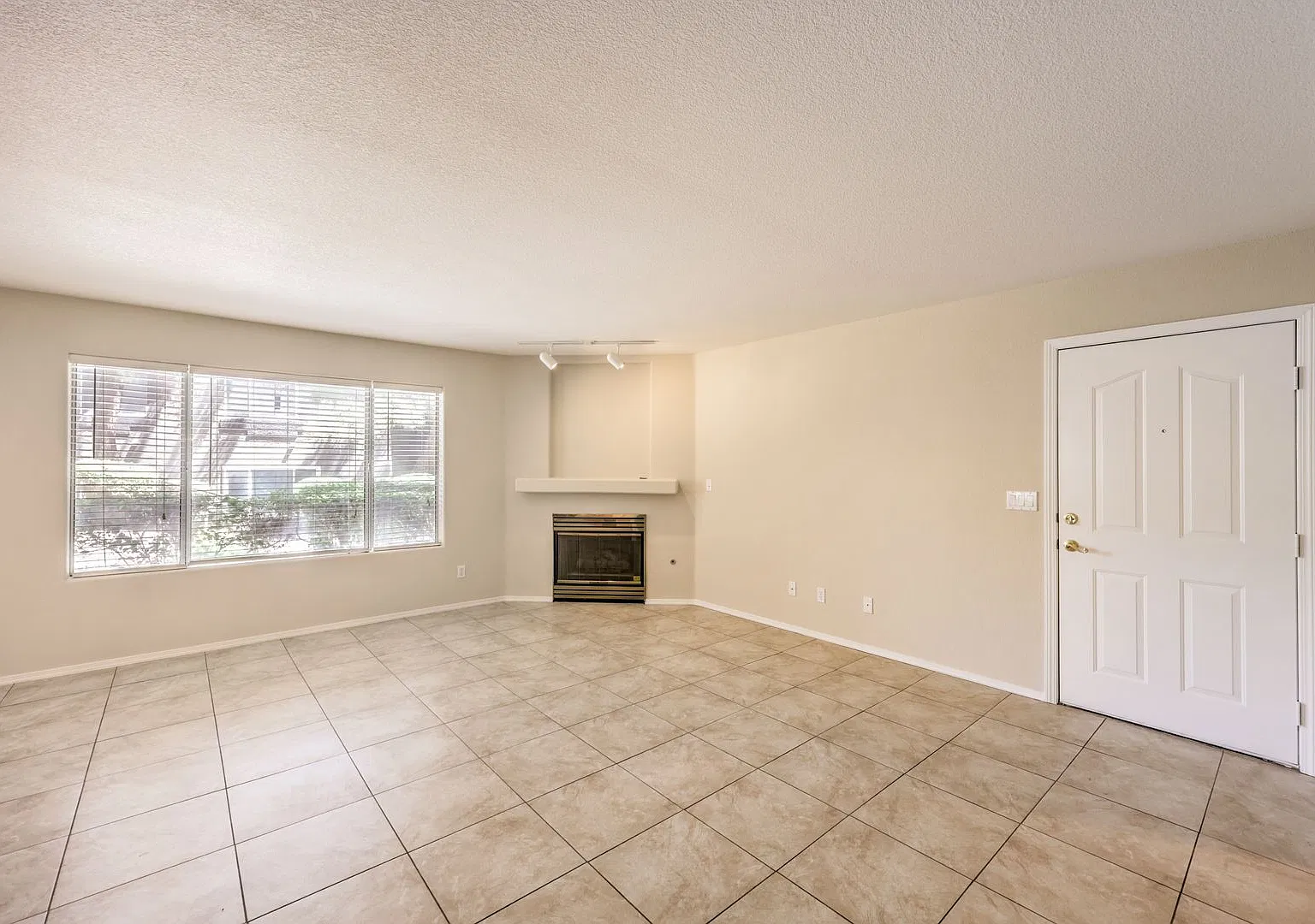 Ground Floor 2 Bedroom Condo in Boulder City — Photo 4