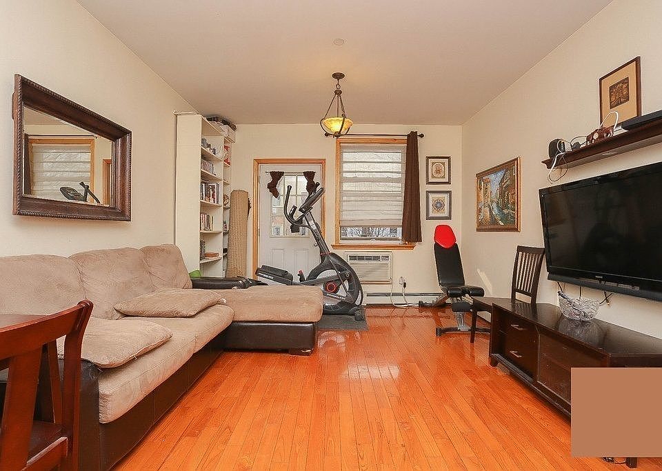 1st image of 3063 32nd St