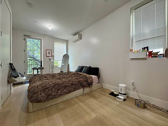 3rd image of 727 Dekalb Ave #3F