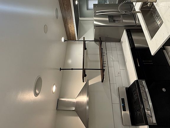 2nd image of 3825 W Roscoe St #2W