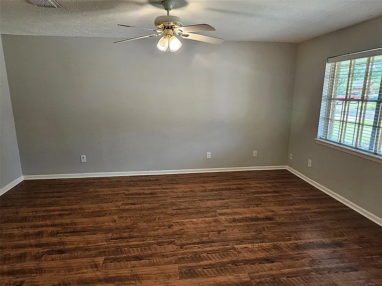2701 Henderson Ln — Photo 9