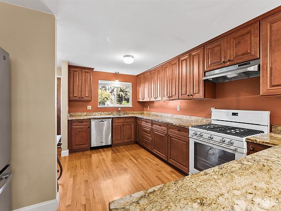 4th image of 10601 134th Avenue E