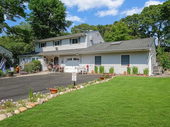 33 N Morris Avenue, Farmingville, NY 11738