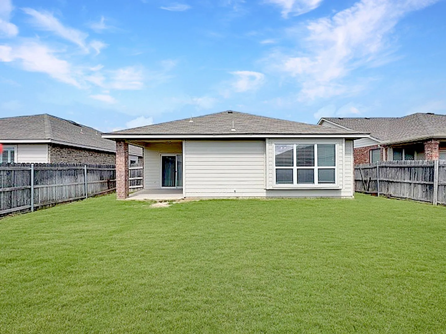 Charming 3-Bedroom, 2 Bath Home in a Quiet Neighborhood with Easy Access to 820 & I-30 — Photo 2