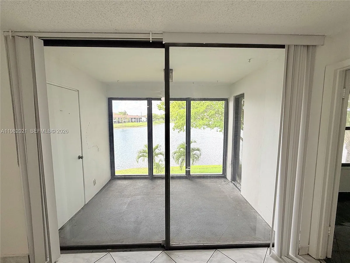 Building Photo - 206 Lake Pointe Dr #206