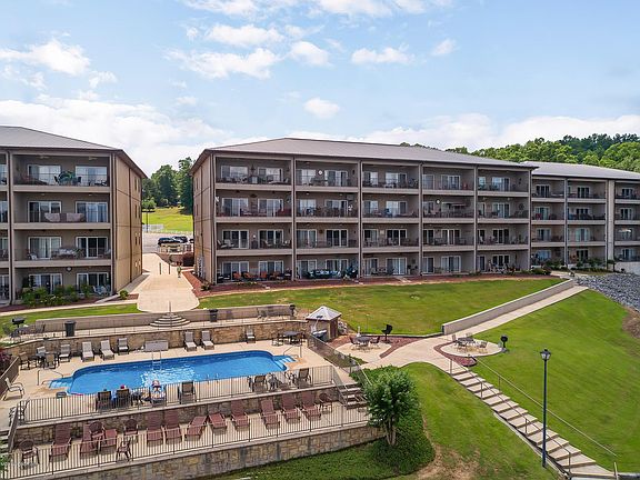 Image 5: Middle Building