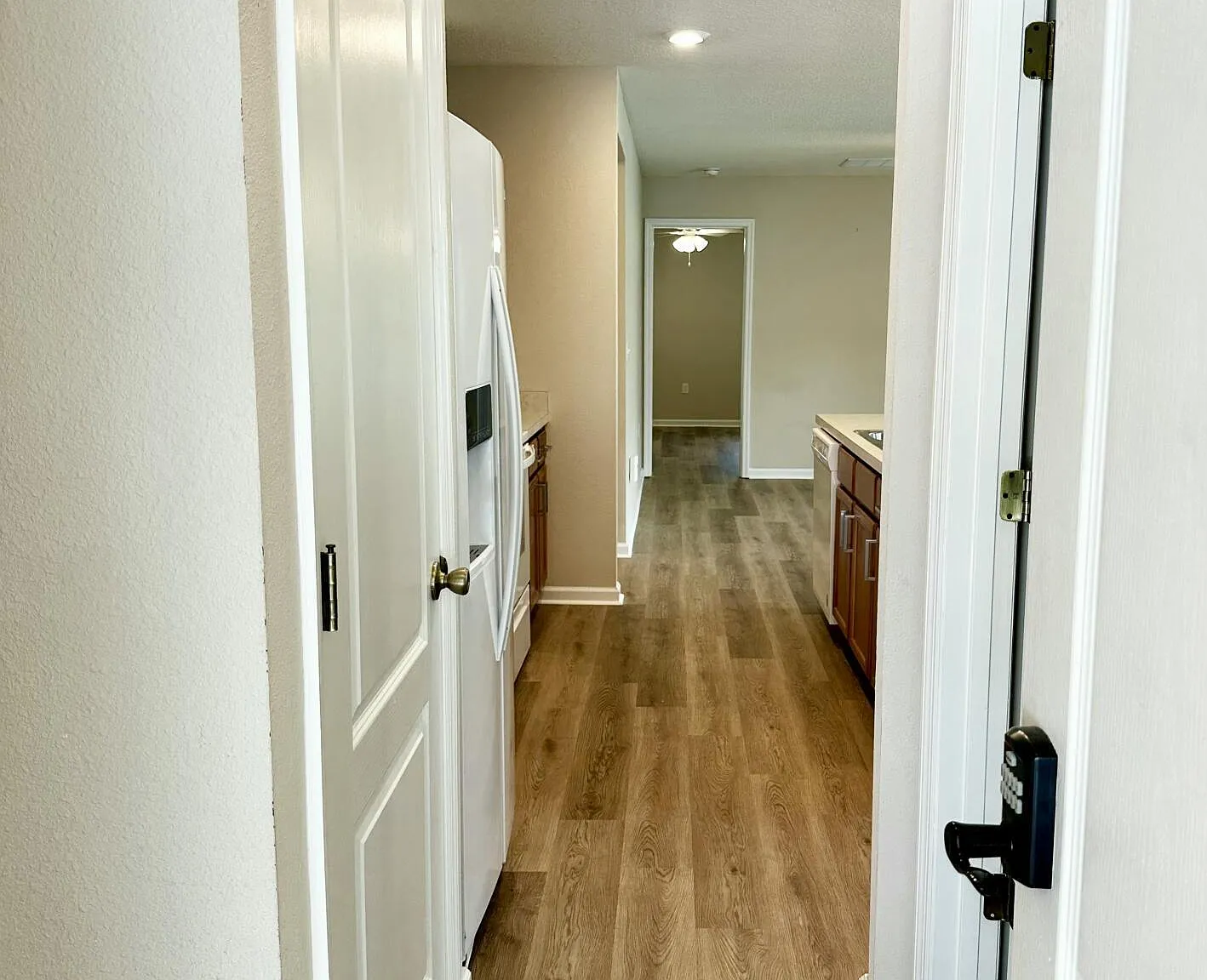3 bed, 2.0 bath, 1299 sqft, $2,100 — Photo 2