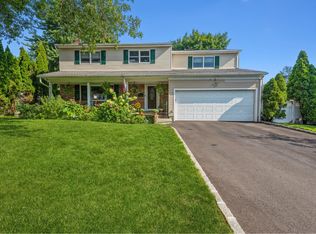 27 Redwood Ct, Glen Cove, NY 11542