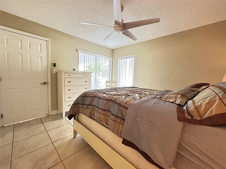 17801 N Bay Rd #212 — Photo 37