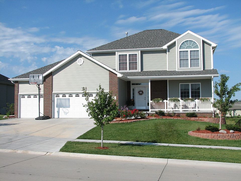 Front yard professionally landscaped in 2007