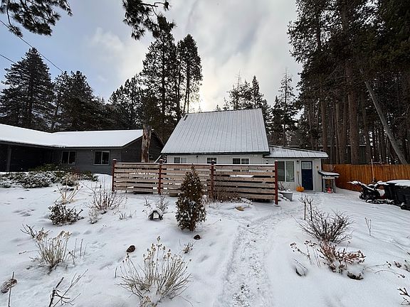 This is a duplex. Upper and Lower Unit. This listing is for the upper unit (500 sq ft)