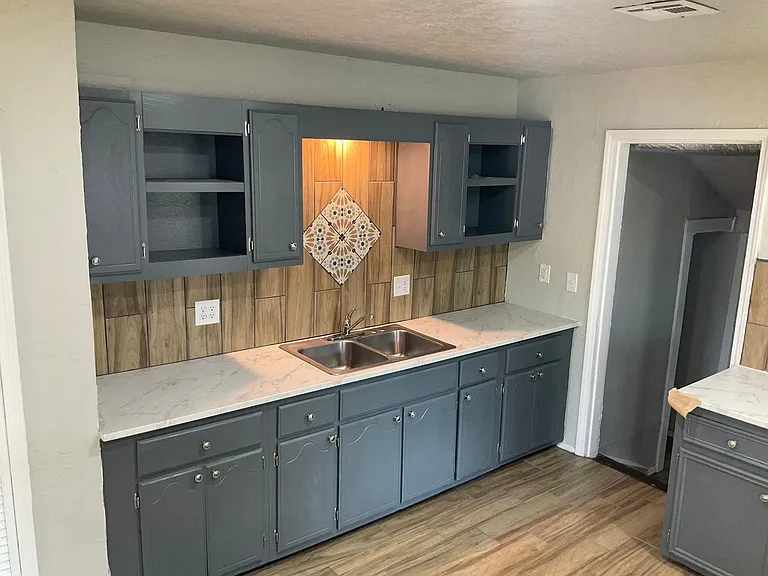 218 W Douglas Dr — Photo 2