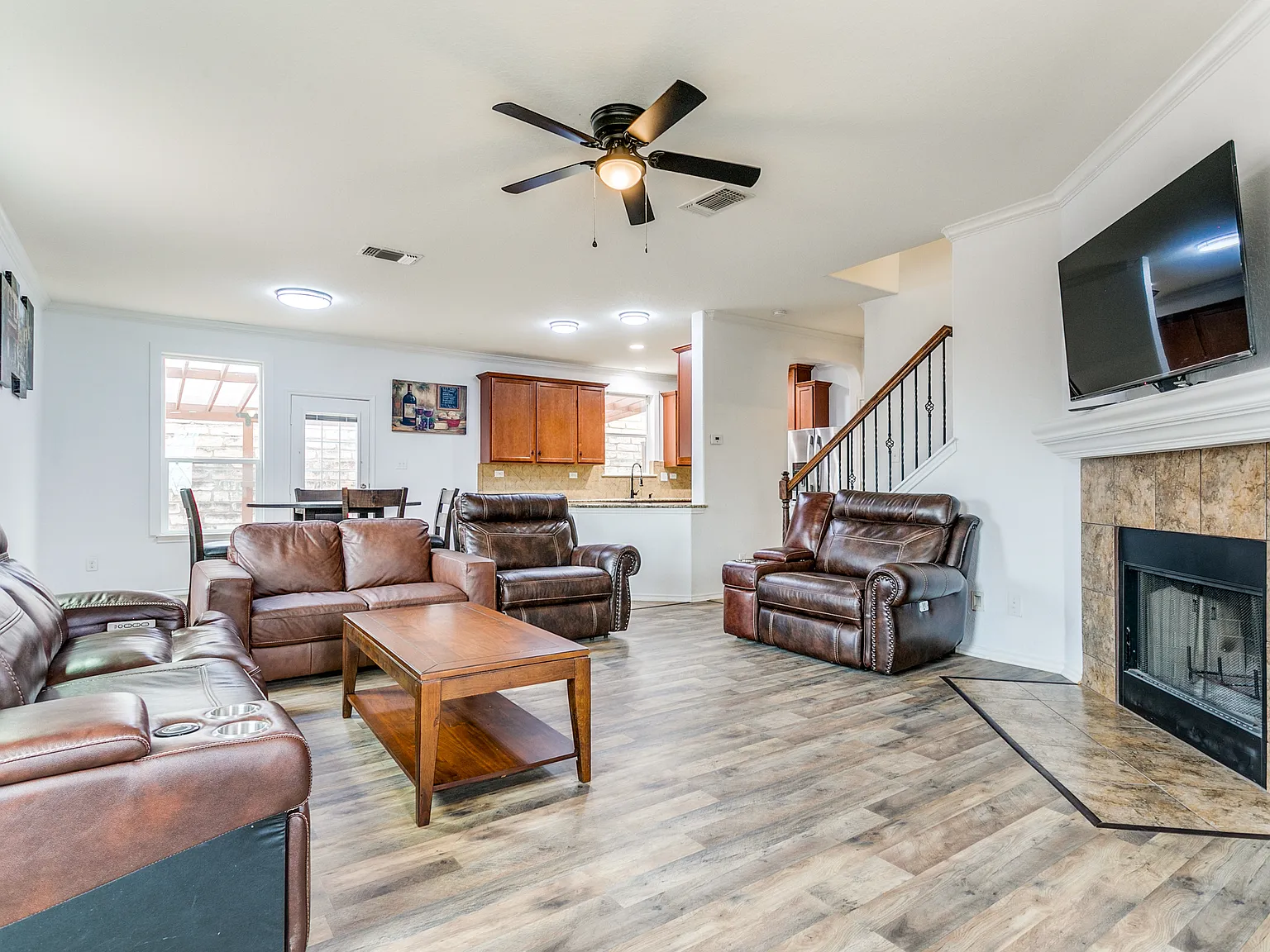 3 bed, 1909 sqft, $2,400 — Photo 2