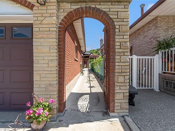 4th image of 150 Marcella Cres