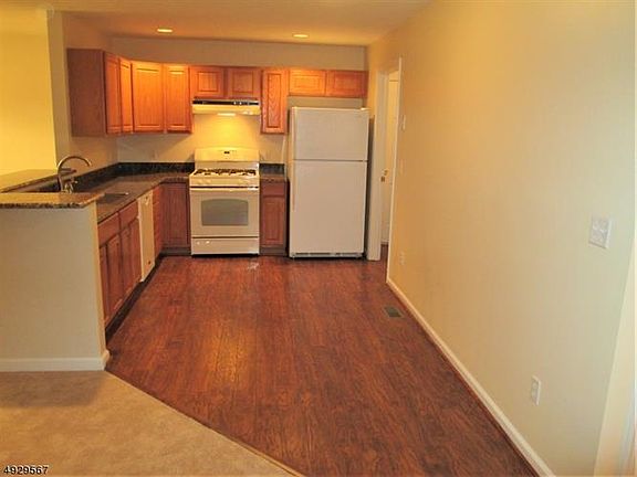3rd image of 18 Bourne Cir #1103