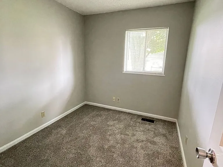 2105 Brady Ln — Photo 10