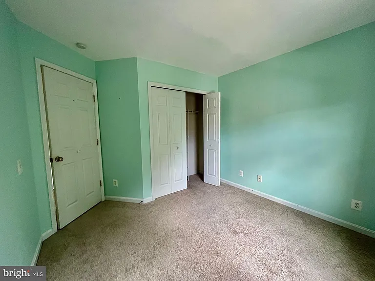7504 Lamoyne Ct — Photo 35