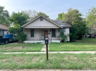 917 E Fannin St, Luling, TX 78648