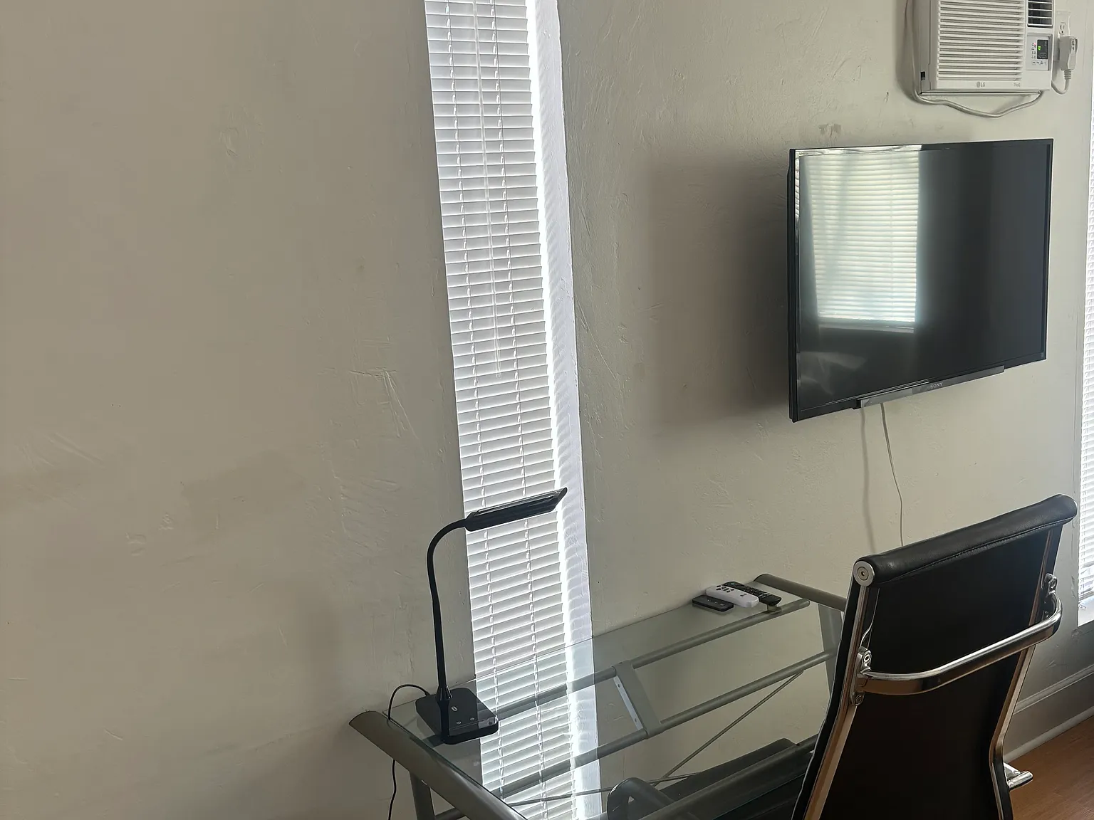 Studio, 350 sqft, $900 — Photo 2