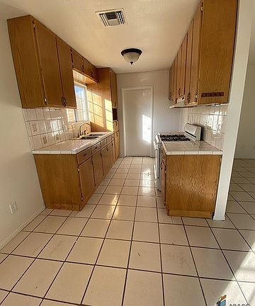 5th image of 628 Emilia Dr