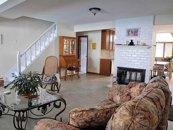 4th image of 91 Horn Ln