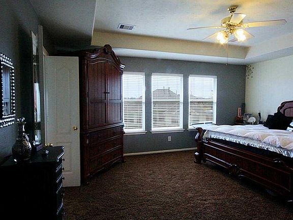 LARGE MASTER SUITE IN A SPA LIKE COLOR PALLETE