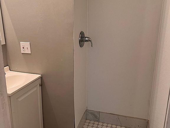 5th image of 1016 E 83rd Ter
