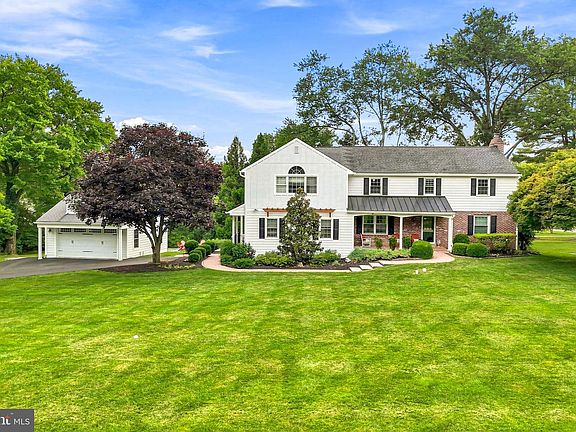 2nd image of 716 Clovelly Ln