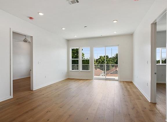 4th image of 8616 Oak St