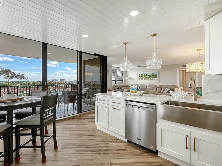 Open floor plan great for small gatherings and entertaining