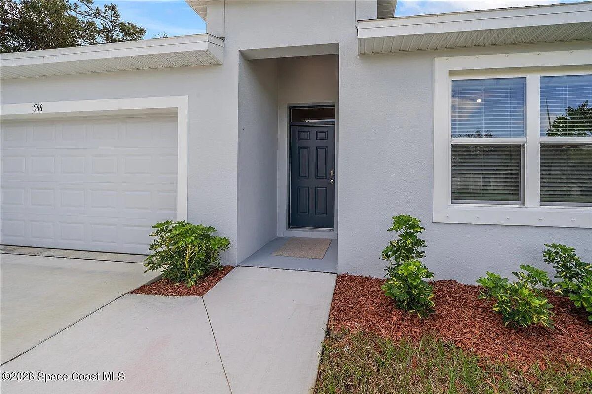 4 bed, 2.0 bath, 1828 sqft, $2,200 — Photo 2