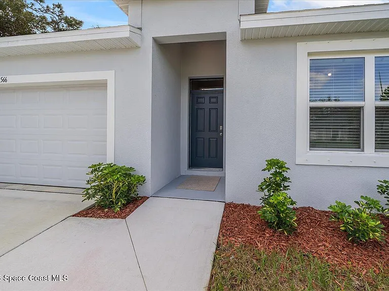 566 Rembrandt St SE — Photo 2