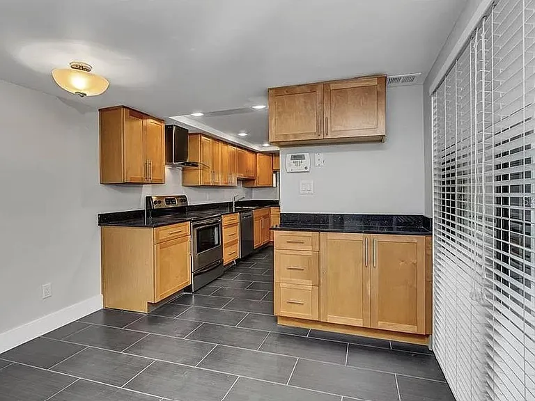 5377 Vineland Rd — Photo 10
