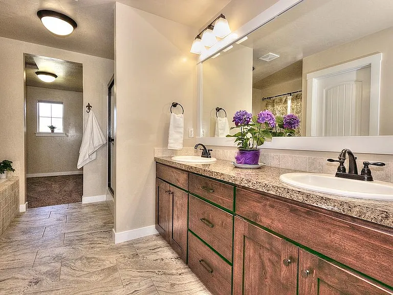 1365 E Yucca Cyn — Photo 13