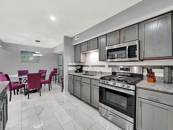 4th image of 2140 Country Club Dr #2140