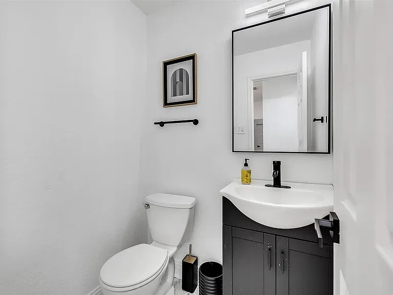 409 Baldwin St — Photo 13