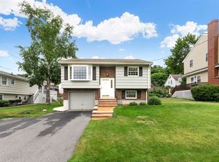 4 Rossmore Rd, Lynnfield, MA 01940