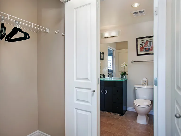 300 W Beech St #1807 — Photo 9