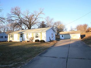1630 N 6th St, Clinton, IA 52732