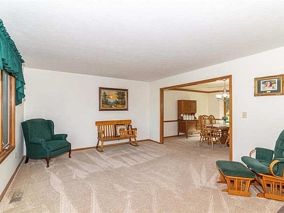 4th image of 1056 N Cambridge Ct