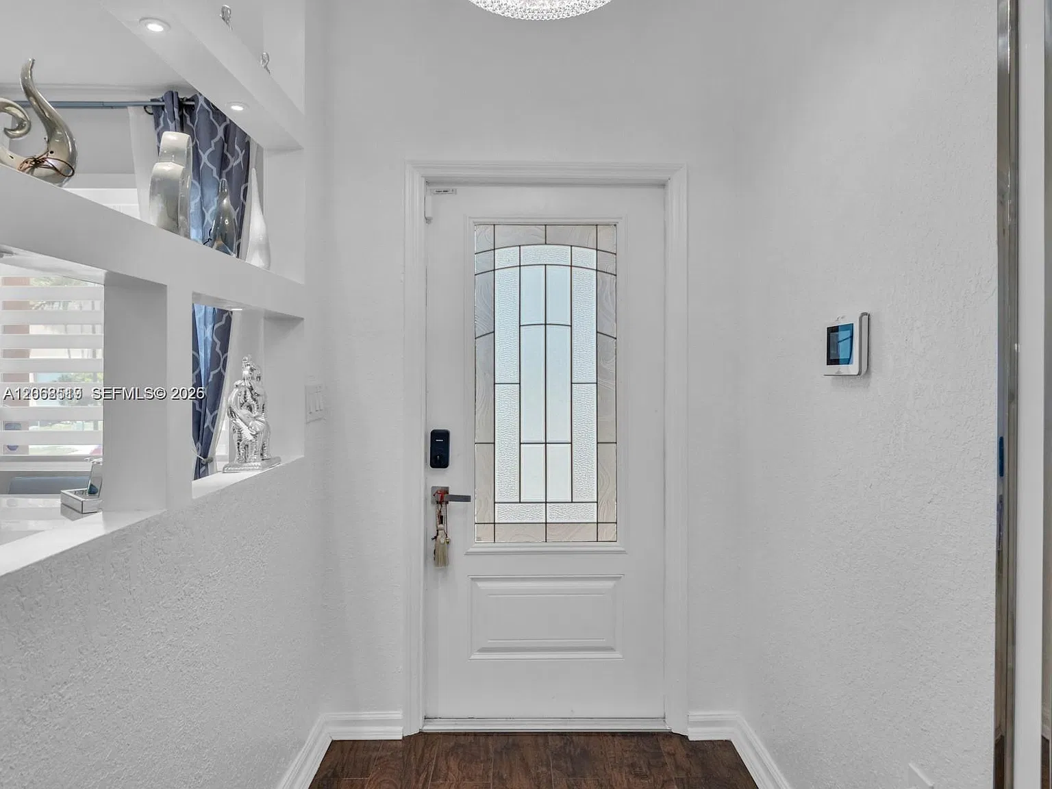 4 bed, 2.5 bath, 2368 sqft, $4,900 — Photo 3